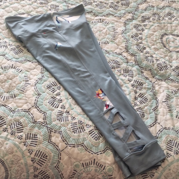Alive Magnetics Capri leggings. Size small - Picture 3 of 4